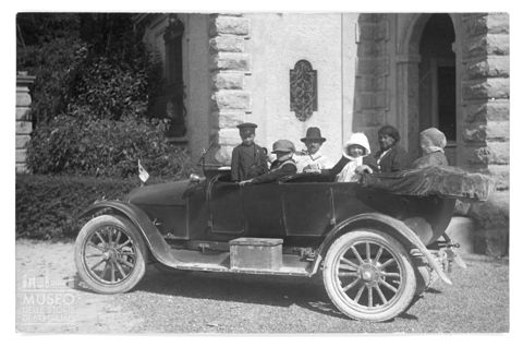 Famiglia su un'automobile