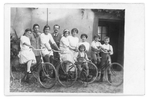 Ragazzi con biciclette