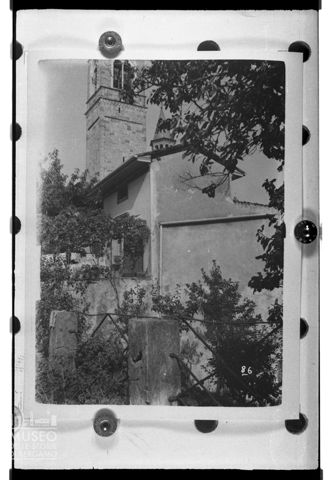Veduta di edificio con terrazzo antistante il campanile della Basilica di Santa Maria Maggiore