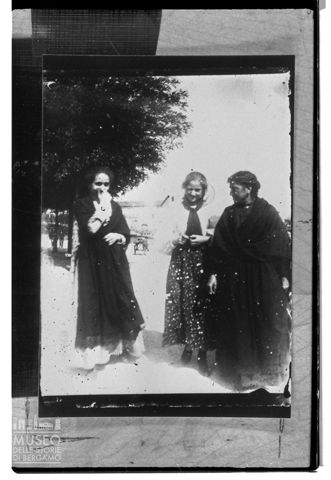 Tre donne all'aperto