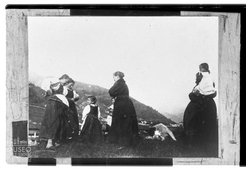 Donne e bambine in abiti tradizionali
