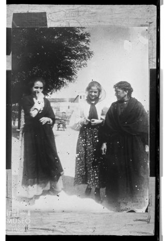 Tre donne all'aperto