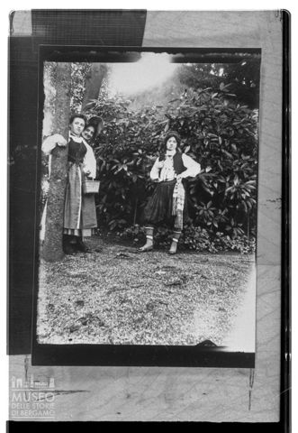 Tre donne in un giardino