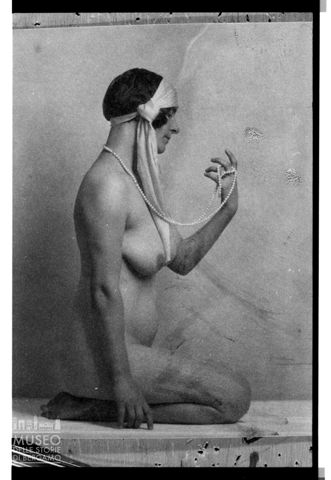 Nudo femminile con perle