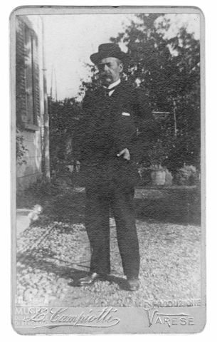Ritratto d'uomo con baffi e cappello a figura intera