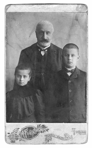 Ritratto di uomo anziano e due bambini