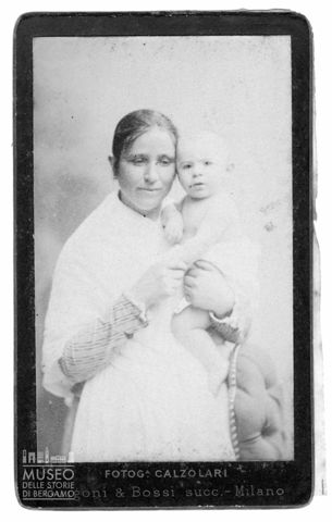 Ritratto di donna con bambino in braccio