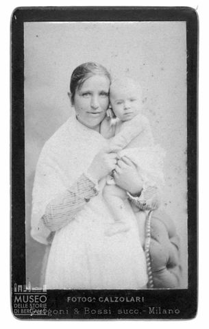 Ritratto di donna con bambino in braccio