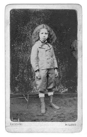 Ritratto di bambino con i capelli lunghi
