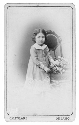 Ritratto di bambina con fiori
