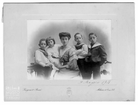 Ritratto di gruppo con donna e quattro bambini