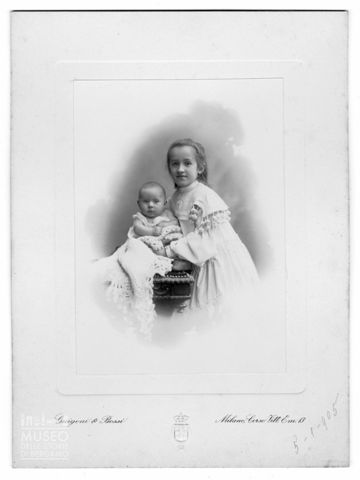 Ritratto di bambina in abito bianco e infante
