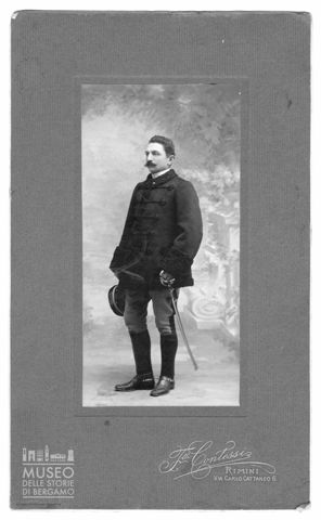 Ritratto di Aristide Isacchi con cappotto e sciabola