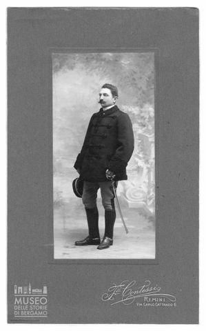 Ritratto di Aristide Isacchi con cappotto e sciabola