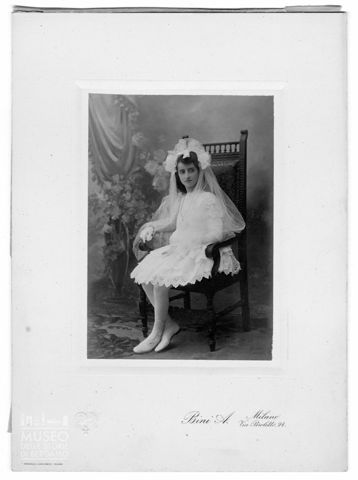 Ritratto di ragazza con velo