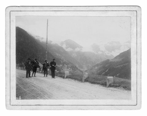 Ritratto di quattro uomini su una strada di montagna