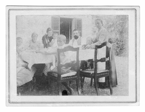 Ritratto di famiglia a tavola