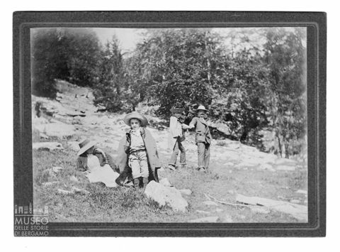 Ritratto di famiglia in ambiente montano