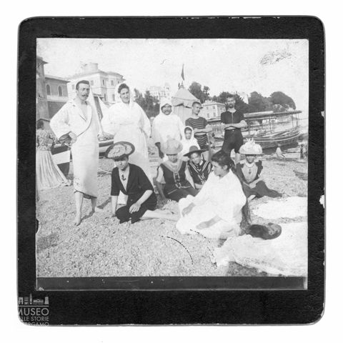 Ritratto di gruppo in spiaggia