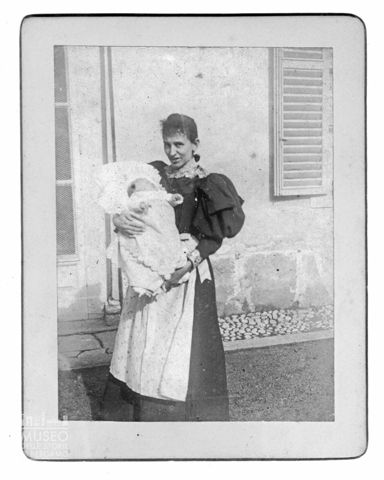 Ritratto di donna con infante in braccio