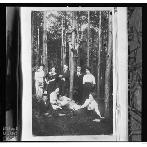 Ritratto di gruppo nel bosco