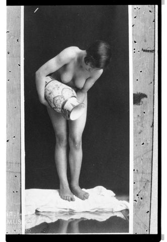 Nudo femminile con brocca