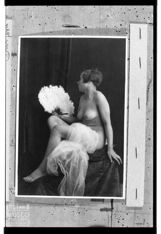 Nudo femminile con ventaglio