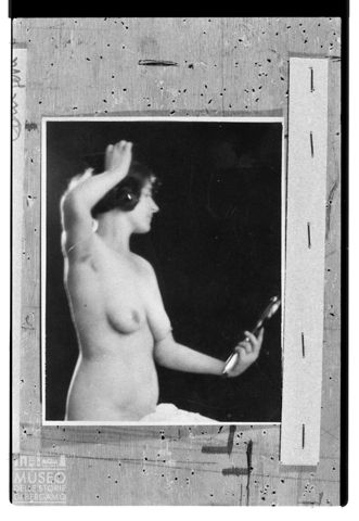 Nudo femminile con specchio
