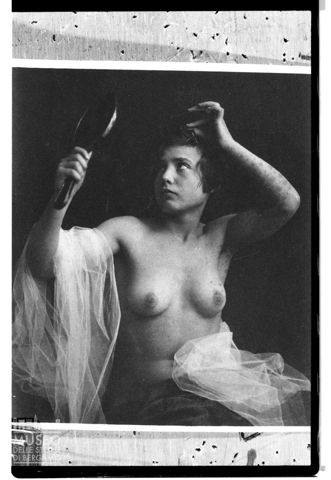 Nudo femminile con specchio