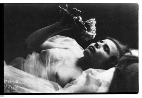 Nudo femminile con fiori
