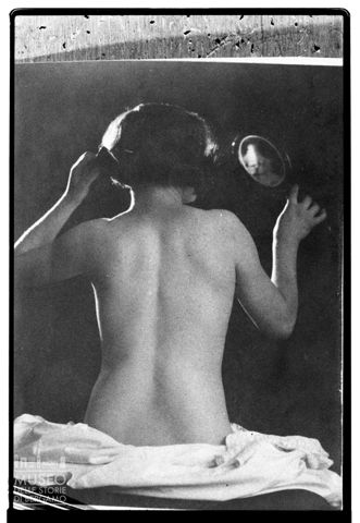 Nudo femminile con specchio