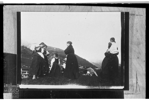 Donne e bambine in abiti tradizionali