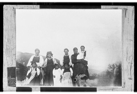 Donne e bambine in abiti tradizionali