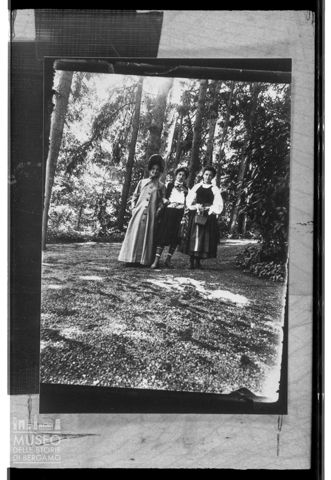 Tre donne in un bosco