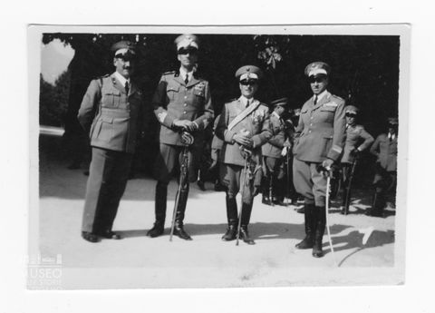 Ritratto di gruppo di militari durante una Festa di Reggimento