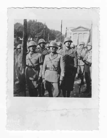 Militari in partenza per la sfilata in occasione del ventennale della Vittoria