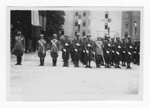 Alcuni militari schierati impugnano le armi durante una Festa di Reggimento