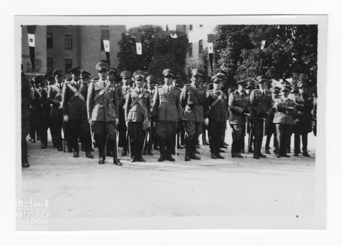 Alcuni militari schierati durante una Festa di Reggimento