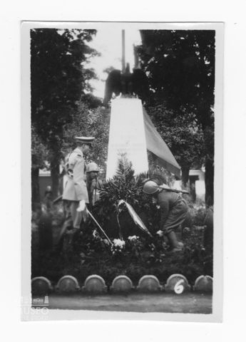 Tre militari depongono una corona di fiori in memoria dei caduti