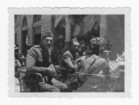 Il Maggiore Zanetti e altri militari in un caffè