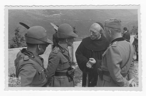 Ritratto di alcuni militari e un prete durante il corso ufficiali in congedo di Trento