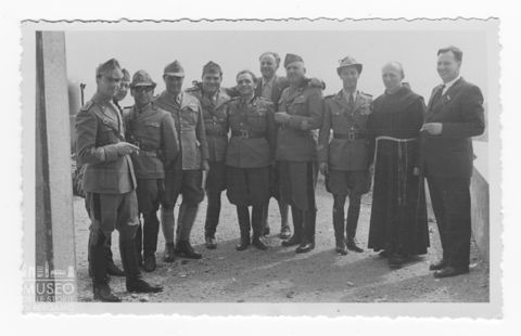 Ritratto di alcuni militari e un prete durante il corso ufficiali in congedo di Trento