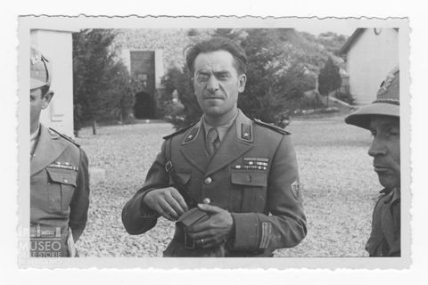 Tre militari durante il corso ufficiali in congedo di Trento