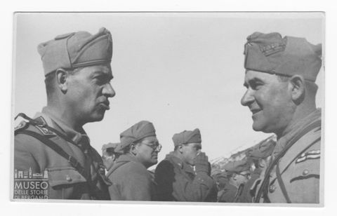 Gruppo di militari in gita d'istruzione