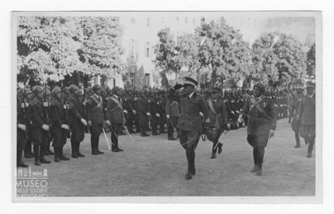 Rivista del Generale durante la Festa di Reggimento