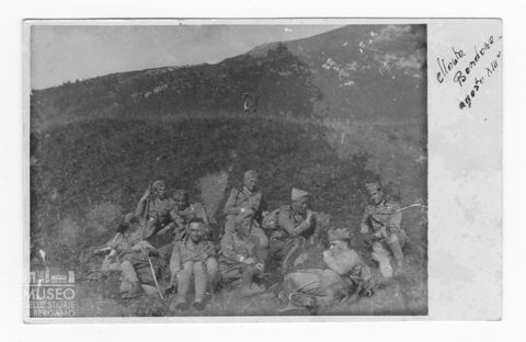 Gruppo di militari