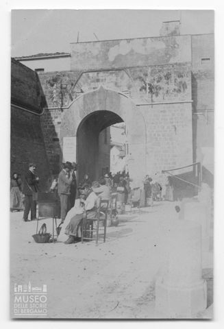 Donne al lavoro presso le mura di Grosseto