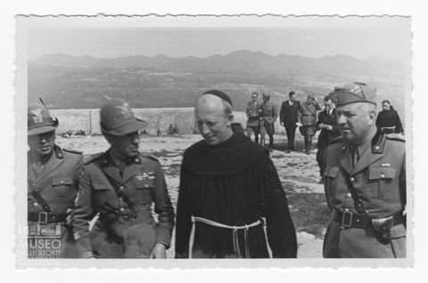 Ritratto di alcuni militari e un prete durante il corso ufficiali in congedo di Trento