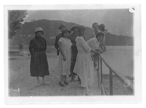 Gruppo di persone sul lungo lago
