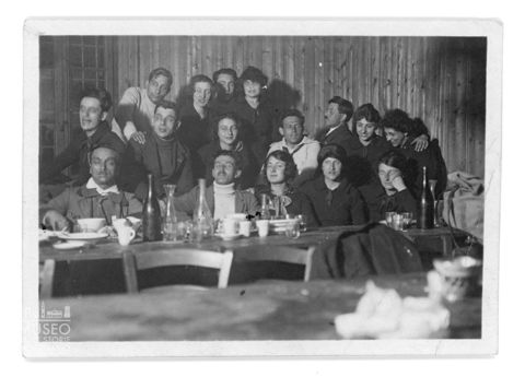Gruppo di persone al ristorante